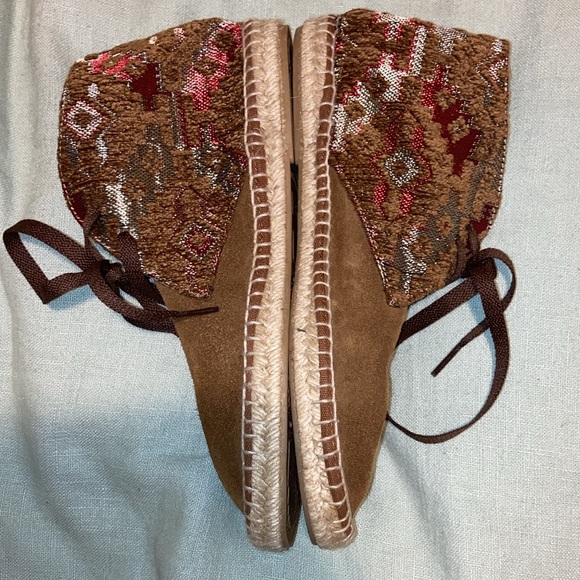 Veracruz Artisans Embroidered Suede Ankle Boots - Picture 2 of 11